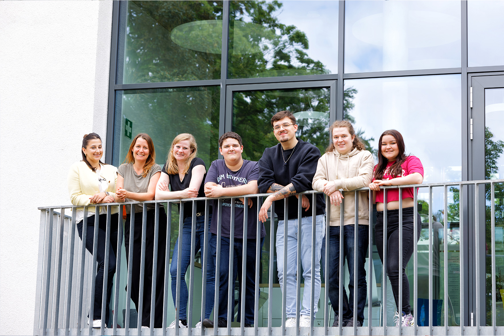 Auszubildende auf dem Balkon des Pflege-Campus